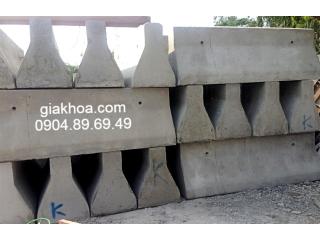 Dải phân cách chia làn đường